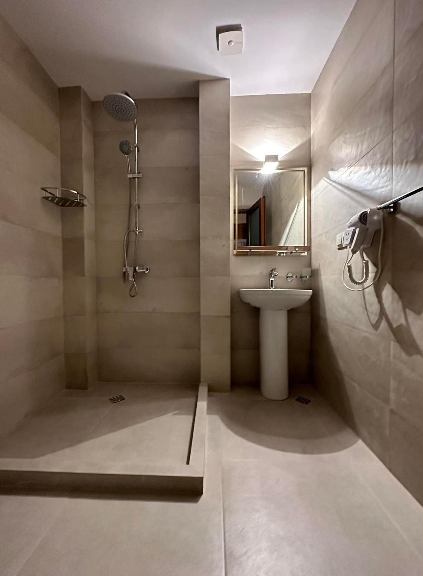 Karse Hotel Ambrolauri Szoba fotó
